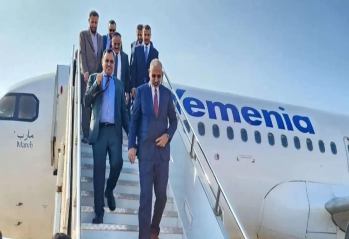 بزيارته إلى سقطرى... الزبيدي يقطع الطريق على الإخوان والحوثيين بزيارته إلى سقطرى... الزبيدي يقطع الطريق على الإخوان والحوثيين