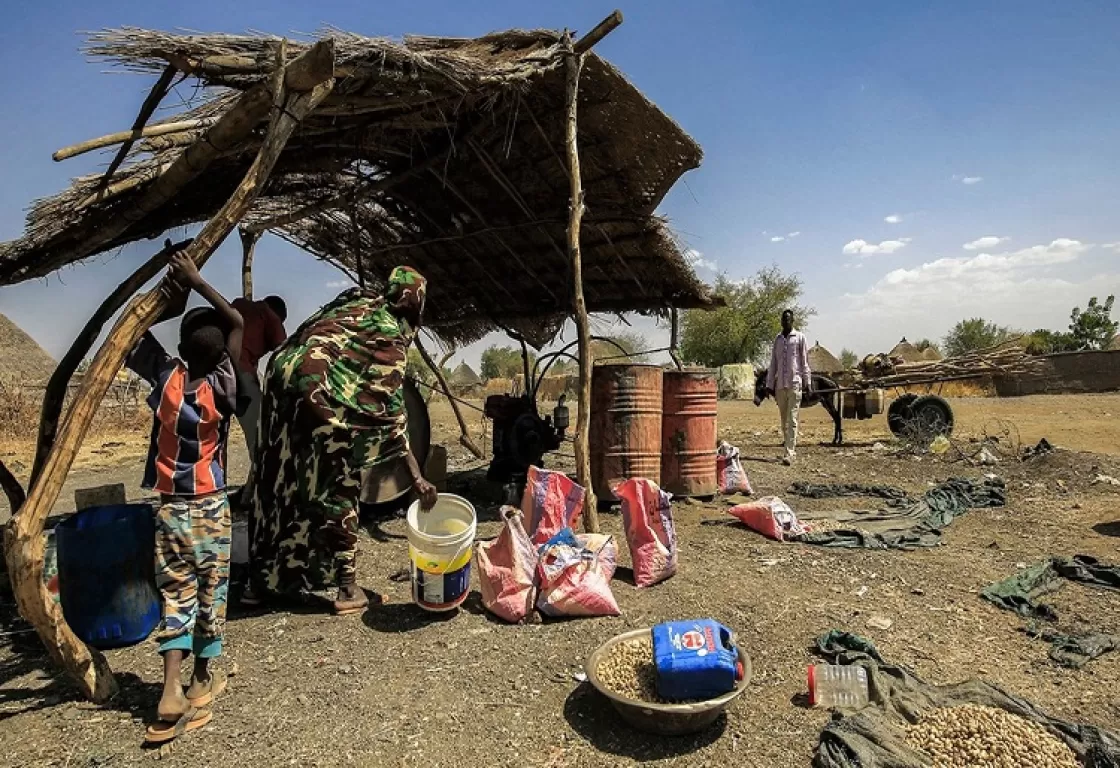 في بلد ينهشه الفقر وتمزقه الحرب... نهب مستودع أغذية يكفي (4.5) ملايين شخص بالسودان في بلد ينهشه الفقر وتمزقه الحرب... نهب مستودع أغذية يكفي (4.5) ملايين شخص بالسودان
