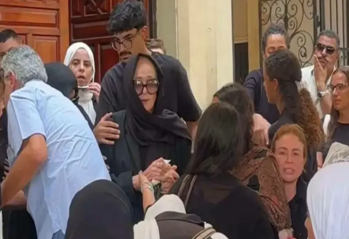 نجلاء فتحي تودع ابنتها الوحيدة.. مشاهد حزينة في جنازة ياسمين أبو النجا