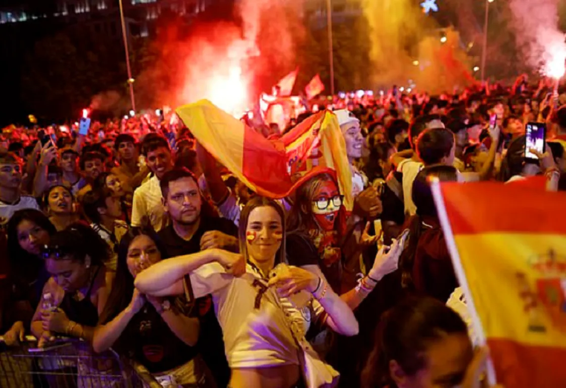 جنون في مدريد حتى الفجر.. الجماهير الإسبانية تملأ الشوارع بعد التتويج بكأس العالم جنون في مدريد حتى الفجر.. الجماهير الإسبانية تملأ الشوارع بعد التتويج بكأس العالم