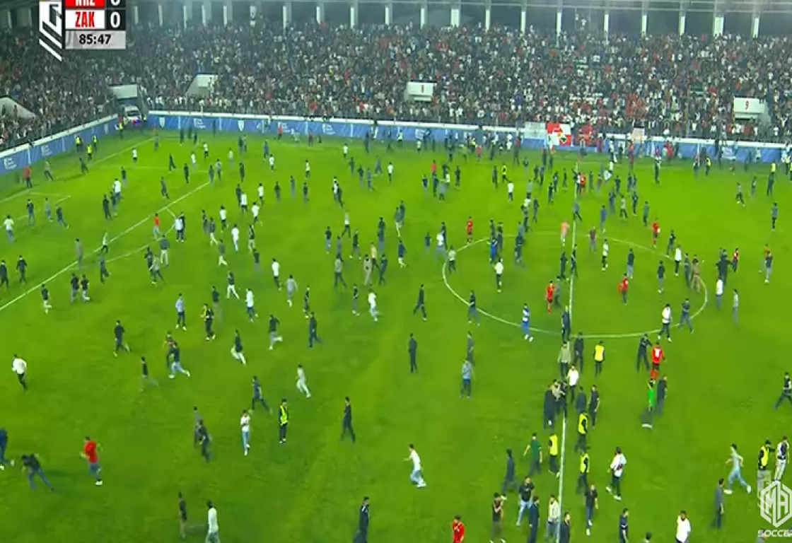 حدث في الدوري العراقي: الجماهير تقتحم الملعب والحكم يلغي المباراة 