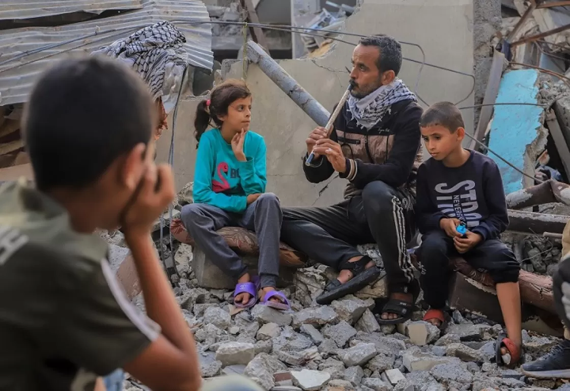 العزف على الناي فوق ركام غزة رسالة فلسطيني للعالم