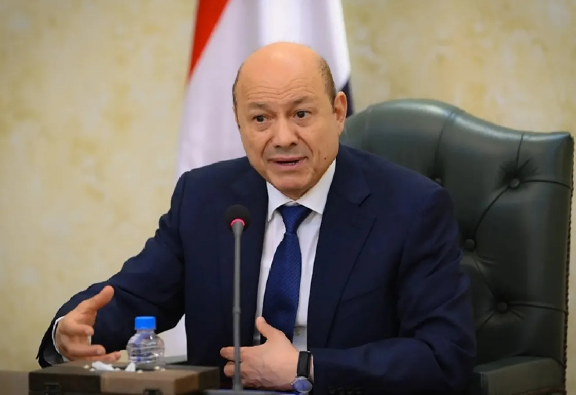 "قرارات العليمي" تربك المشهد اليمني.. والإخوان يعيدون ترتيب صفوفهم "قرارات العليمي" تربك المشهد اليمني.. والإخوان يعيدون ترتيب صفوفهم