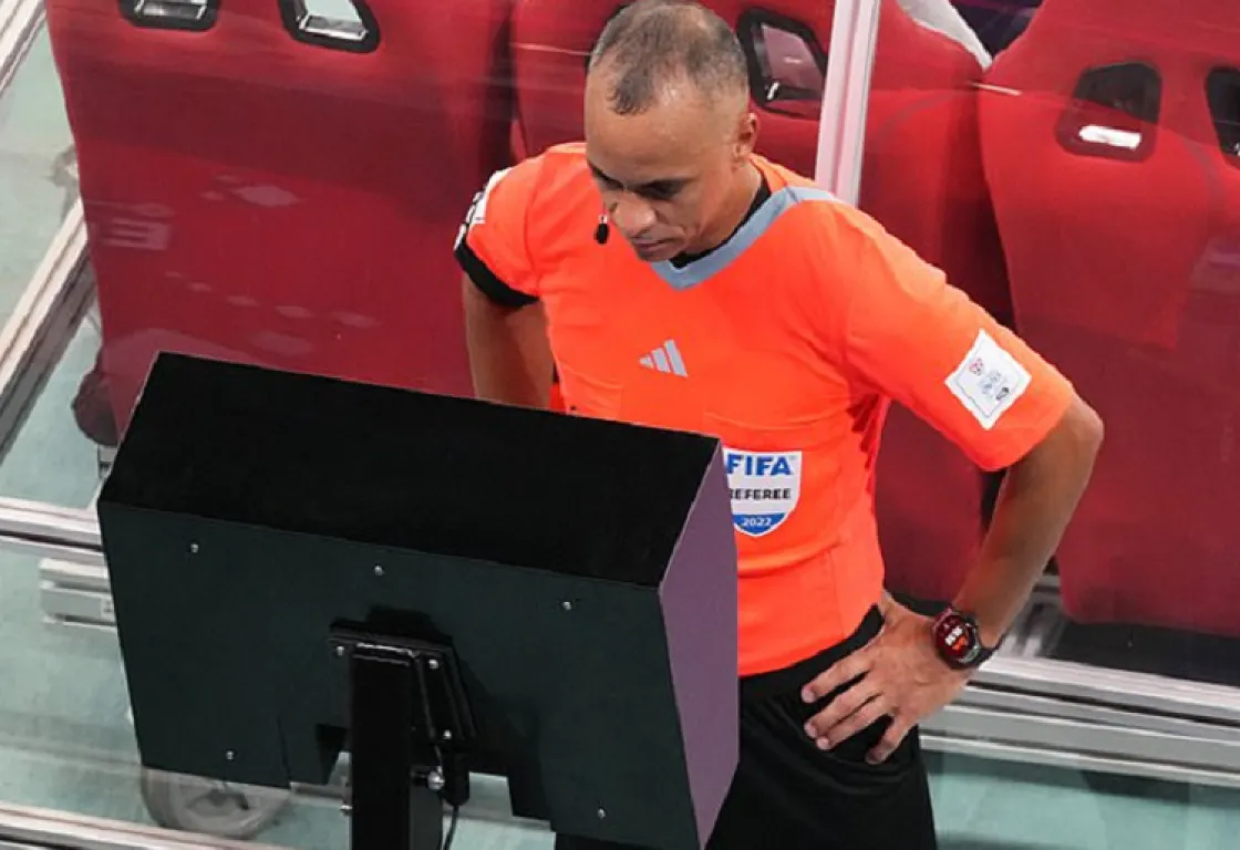 الفيفا يناقش تعديلا جذريّا على تقنية الــ (VAR) بسبب ثغرة استغلها مانشستر يونايتد 