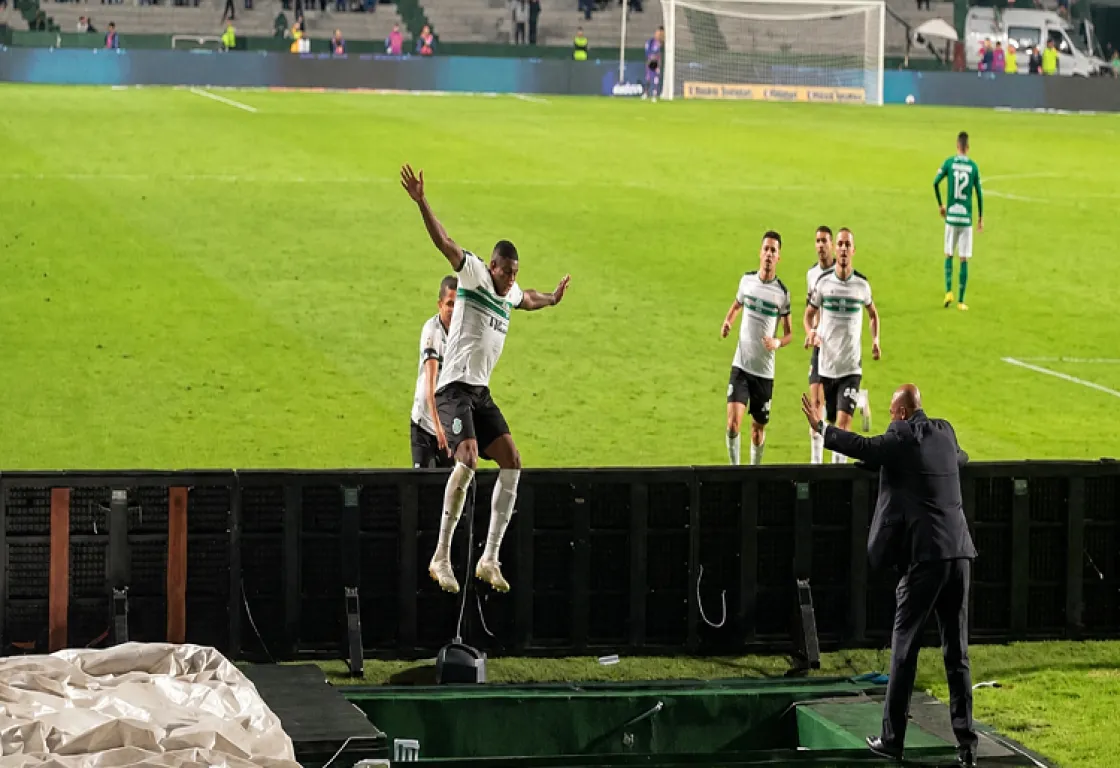 لحظات مرعبة.. لاعب برازيلي يسقط في نفق تحت الأرض أثناء احتفاله بهدف ملغي لحظات مرعبة.. لاعب برازيلي يسقط في نفق تحت الأرض أثناء احتفاله بهدف ملغي