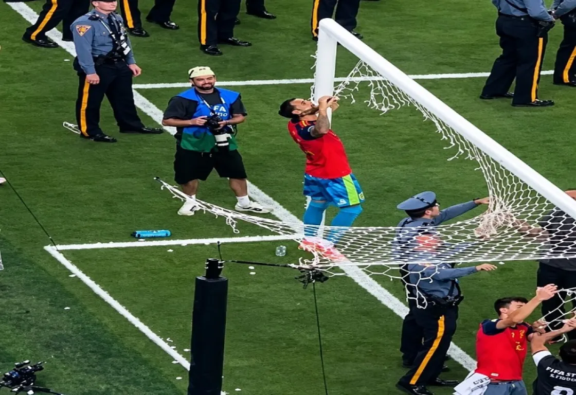 لحظات مرعبة: حارس إسبانيا كاد أن يموت شنقًا أثناء الاحتفال بالفوز بكأس العالم