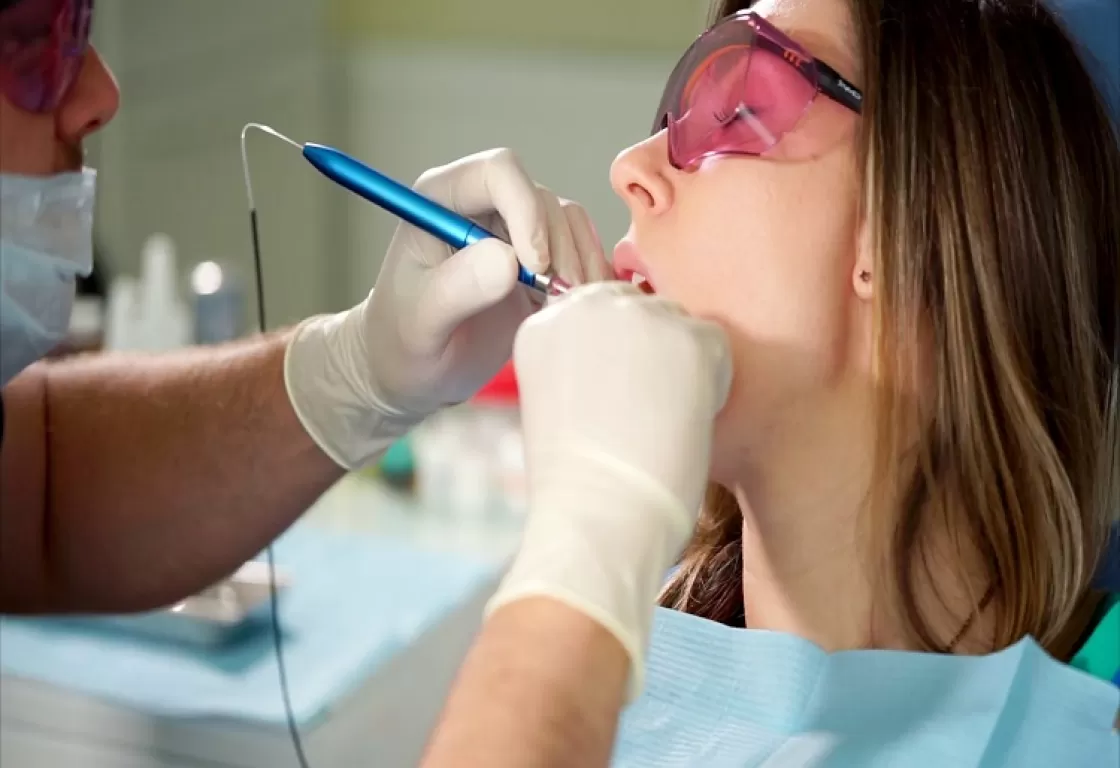 ما العلاقة بين أمراض اللثة والأسنان والإصابة بالخرف؟.. دراسة تجيب