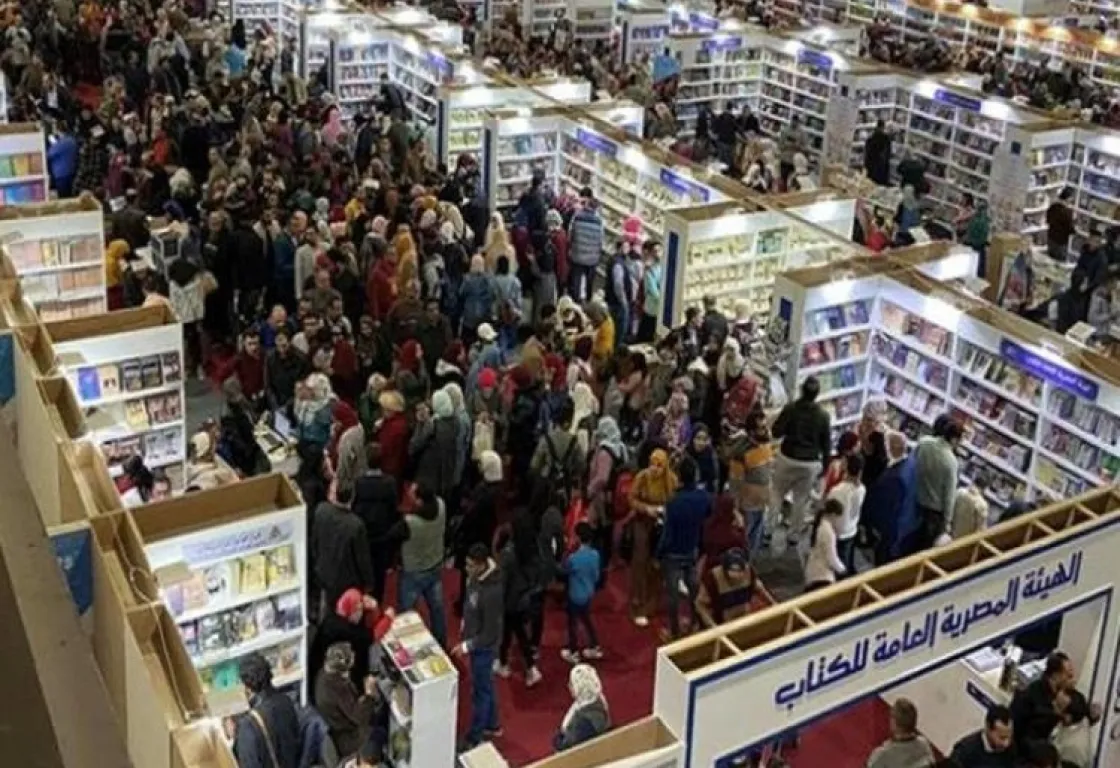 الإقبال الجماهيري غير المسبوق في معرض القاهرة الدولي للكتاب يستمر 