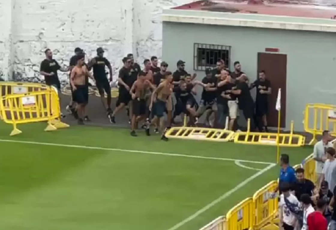 أعمال شغب عنيفة قبل مباراة في جزر الكناري والشرطة الإسبانية تتدخل لاحتواء الفوضى 