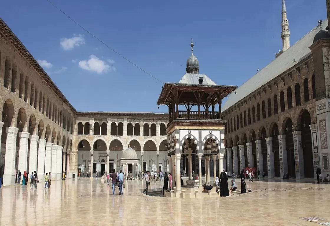 عناصر مسلحة لـ"حزب الله" تطلق شعارات طائفية بالمسجد الأموي بدمشق... ما القصة؟ عناصر مسلحة لـ"حزب الله" تطلق شعارات طائفية بالمسجد الأموي بدمشق... ما القصة؟