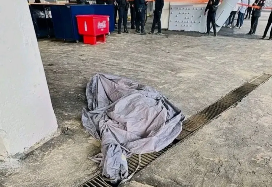 وفاة مشجع إثر سقوط قاتل يشوب تعادل المكسيك والبرتغال وسط احتجاجات خارج الملعب وفاة مشجع إثر سقوط قاتل يشوب تعادل المكسيك والبرتغال وسط احتجاجات خارج الملعب