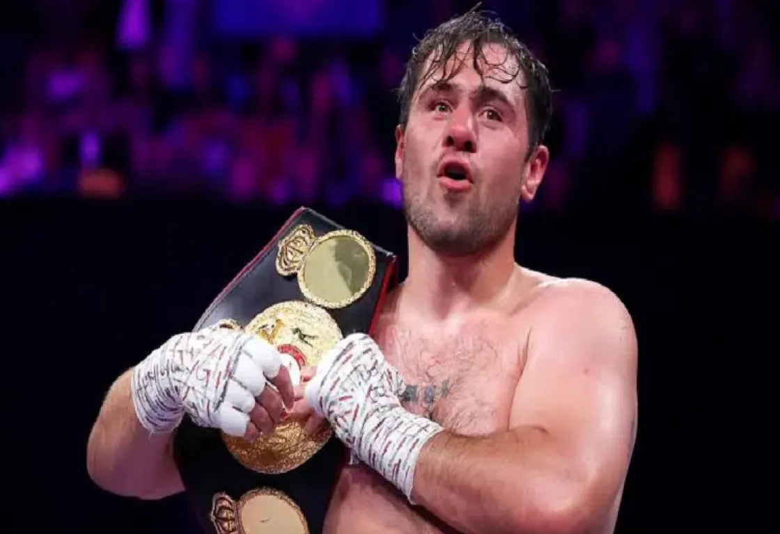 الملاكم البريطاني ديفيد ألين يفاجئ جماهيره بالتحول إلى عارض أزياء للملابس الداخلية 