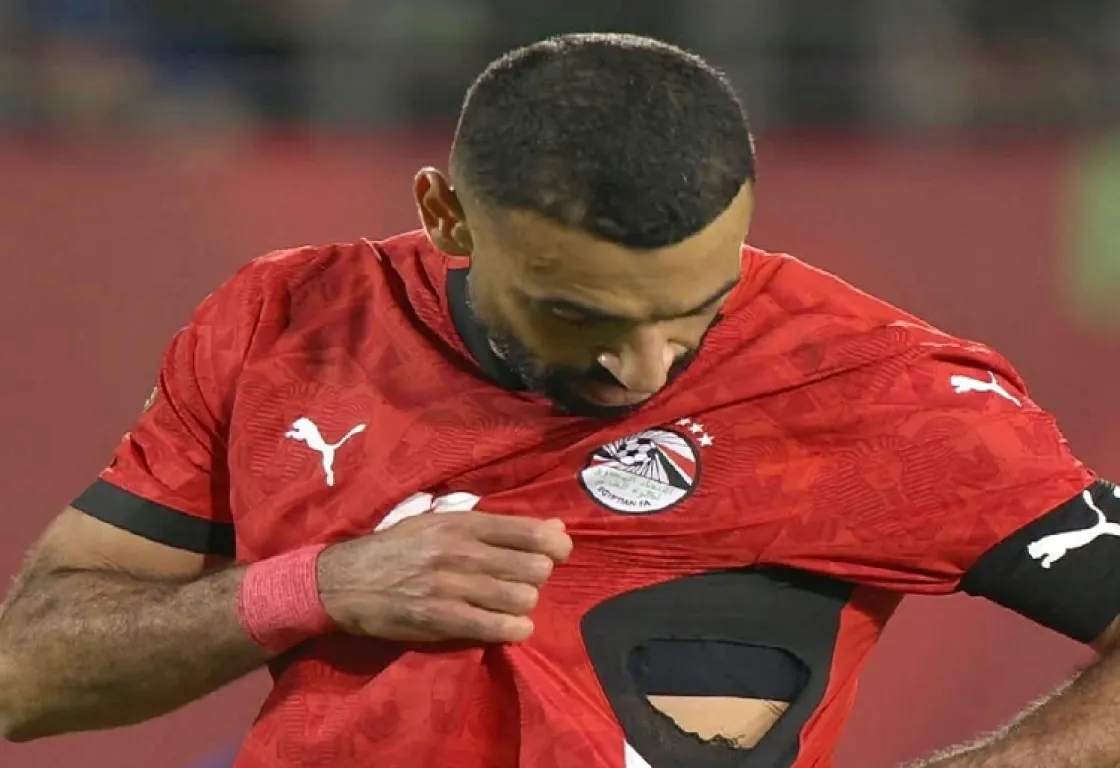 كأس أفريقيا: كيف ردّ صلاح على قيام مدافع بنين بتمزيق قميصه؟