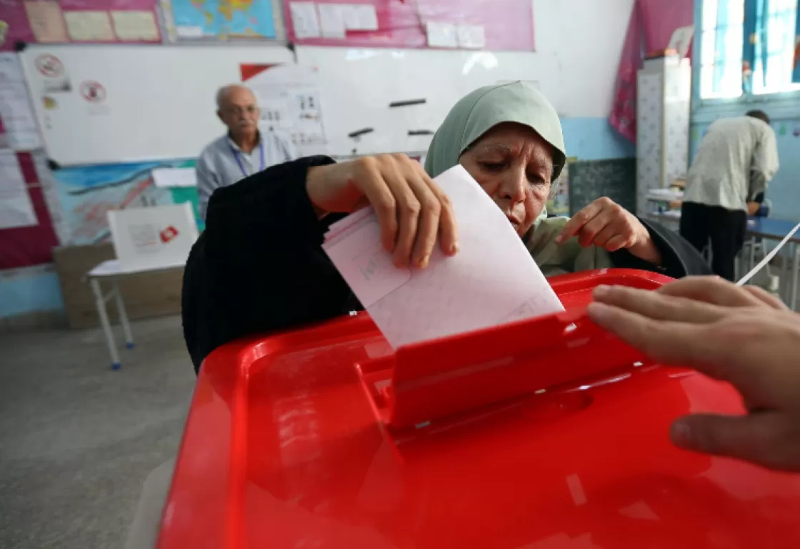 على أمل إنهاء عقد من الحكم الإخواني... التونسيون ينتخبون برلماناً جديداً
