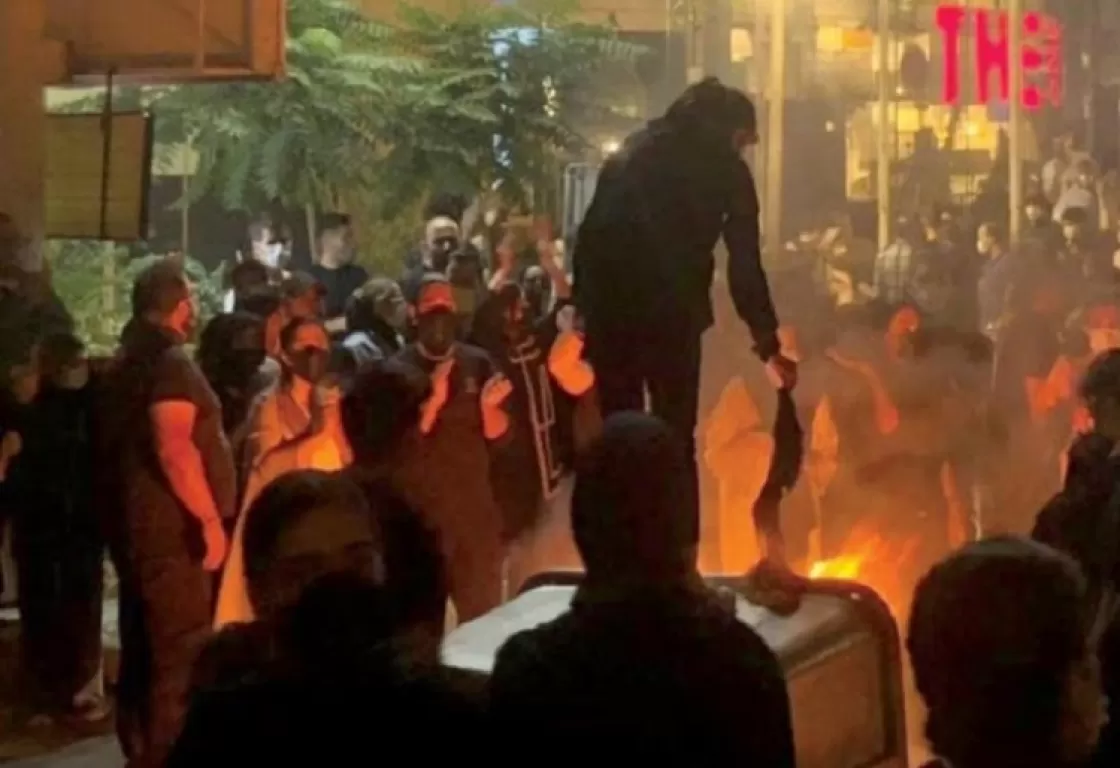 لاعبو كرة القدم والفنانون الإيرانيون يتحدون الولي الفقيه: لكم الشرطة فقط لاعبو كرة القدم والفنانون الإيرانيون يتحدون الولي الفقيه: لكم الشرطة فقط