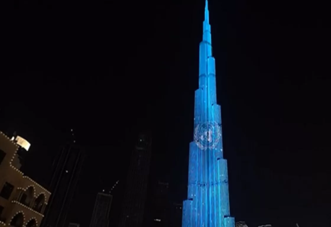 بمناسبة اليوم العالمي للأمم المتحدة... إضاءة برج خليفة بالأزرق (صور)