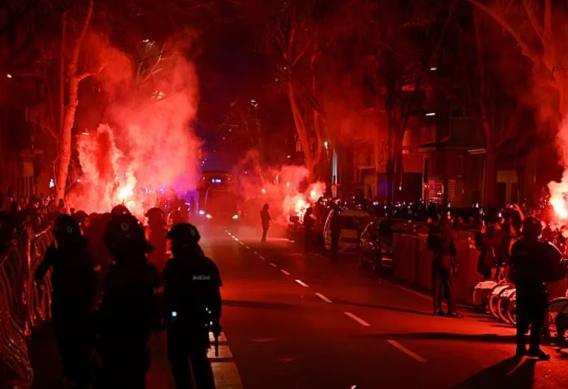 جماهير برشلونة تهاجم حافلة أتلتيكو مدريد وتحطم نوافذها قبل إياب كأس الملك جماهير برشلونة تهاجم حافلة أتلتيكو مدريد وتحطم نوافذها قبل إياب كأس الملك
