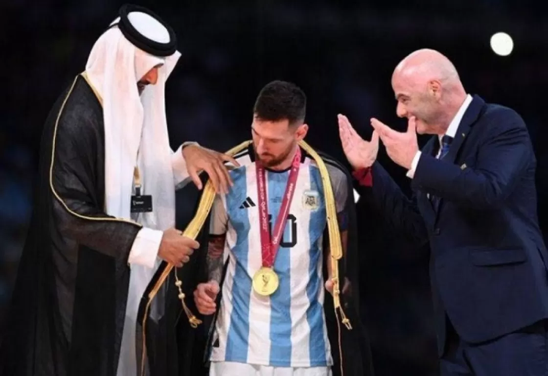 بعد أن ارتداه ميسي.. العالم يتساءل عن "البشت" بعد أن ارتداه ميسي.. العالم يتساءل عن "البشت"