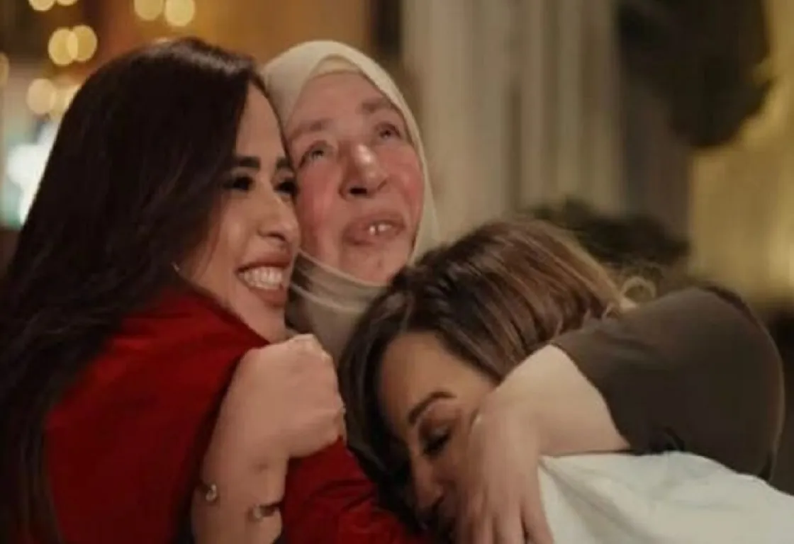 بعد سنوات الغياب: عبلة كامل تخطف الأضواء في إعلان رمضاني