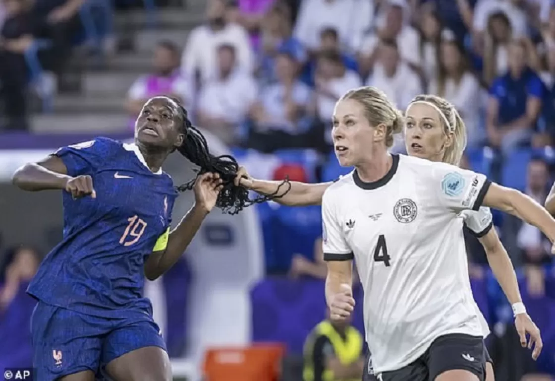 بغرابة شديدة.. لاعبة منتخب ألمانيا تتعامل بوحشية مع منافستها بغرابة شديدة.. لاعبة منتخب ألمانيا تتعامل بوحشية مع منافستها