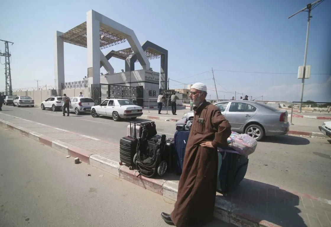 مسافرو غزة بين حلم العودة إلى الوطن وواقع يفرض عليهم الإهانة والخوف من العودة