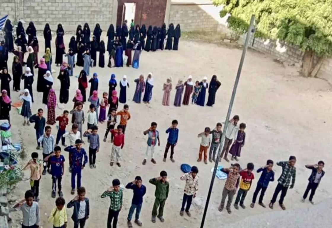 الحوثيون يطلقون موسم استقطاب طلبة المدارس فكريا وعسكريا وسط استياء شعبي الحوثيون يطلقون موسم استقطاب طلبة المدارس فكريا وعسكريا وسط استياء شعبي