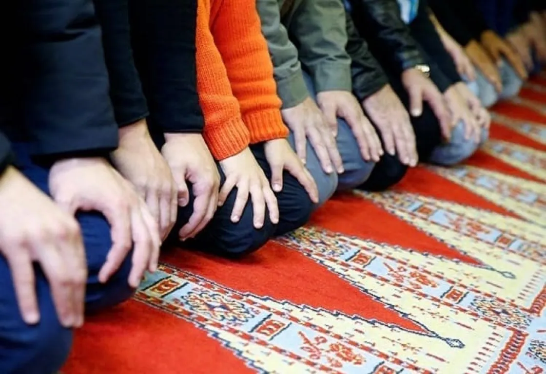 مسلمو بريطانيا الشباب أكثر ليبرالية لكنهم ليسوا أقل تديناً