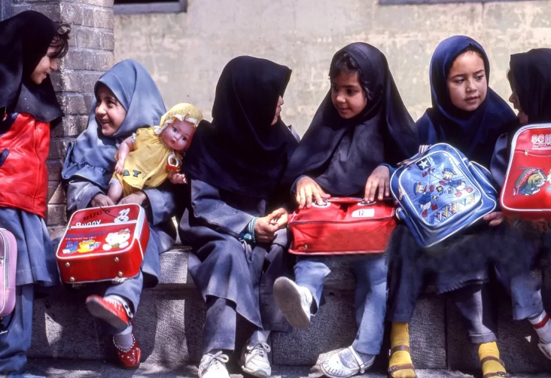 تعرض فتيات للتسمم في أكثر من (30) مدرسة إيرانية... ما القصة؟