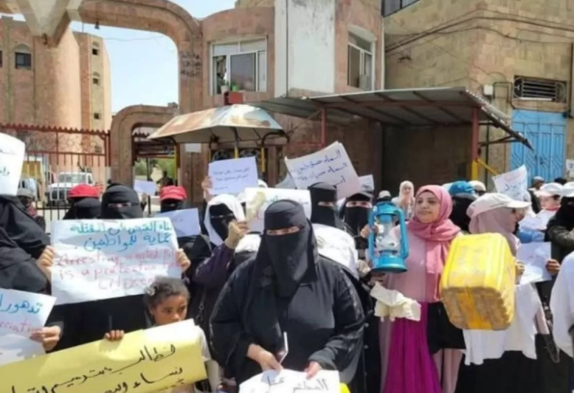 نساء تعز يثرن ضد جماعة الإخوان نساء تعز يثرن ضد جماعة الإخوان