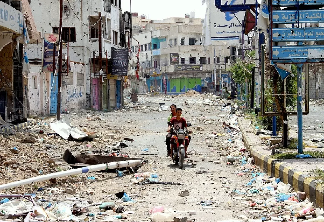 تعز، مدينة تحاصرها رجعيتان: سلفية الإخوان ومدافع الحوثيين تعز، مدينة تحاصرها رجعيتان: سلفية الإخوان ومدافع الحوثيين