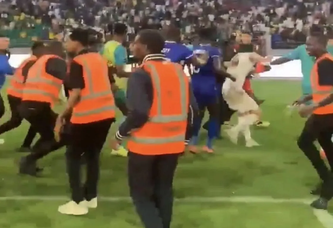اشتباكات متبادلة بين لاعبي الهلال السوداني ومولودية الجزائر بعد صافرة النهاية
