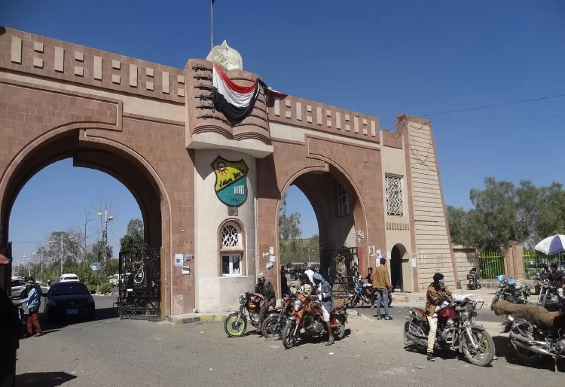 منها السفر إلى إيران... امتيازات حوثية لطلاب قسم الفارسية في جامعة صنعاء منها السفر إلى إيران... امتيازات حوثية لطلاب قسم الفارسية في جامعة صنعاء