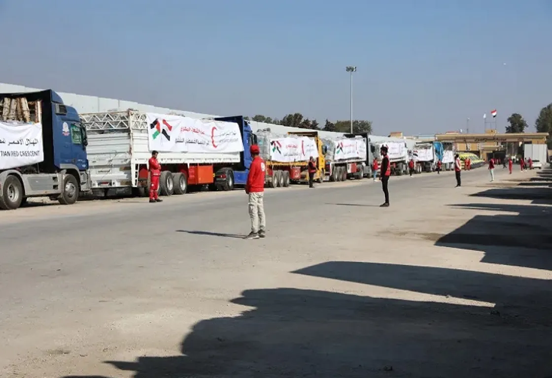 أطفال غزة يلاحقون شاحنات المساعدات بحثاً عن الغذاء