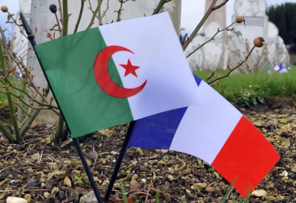 الجزائريون يتداولون أول عملة باللغة الإنجليزية.. ماذا عن رد الفعل الفرنسي؟ الجزائريون يتداولون أول عملة باللغة الإنجليزية.. ماذا عن رد الفعل الفرنسي؟