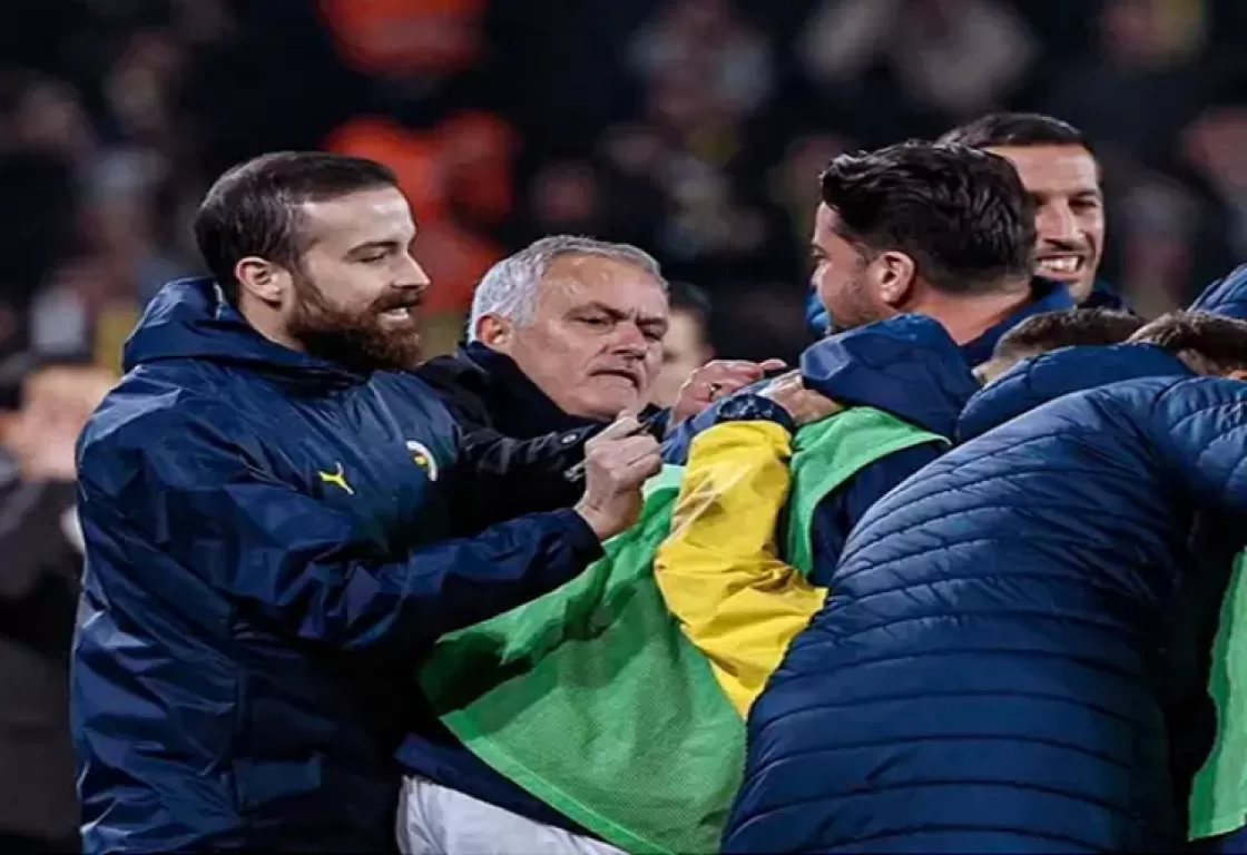 مورينيو يسحب مساعده من رأسه والجماهير تتهمه بتعمد إهانته مورينيو يسحب مساعده من رأسه والجماهير تتهمه بتعمد إهانته