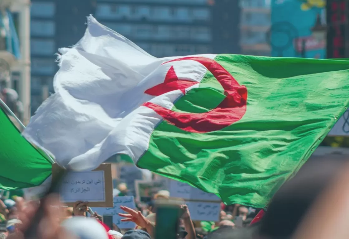 حرق العلم الجزائري في تونس... ما علاقة الإخوان؟