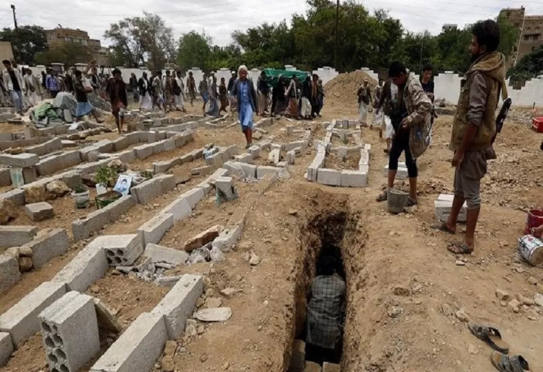 الحوثيون يجبرون اليمنيين على زيارة مقابر قتلاهم لإثبات الولاء والتبعية