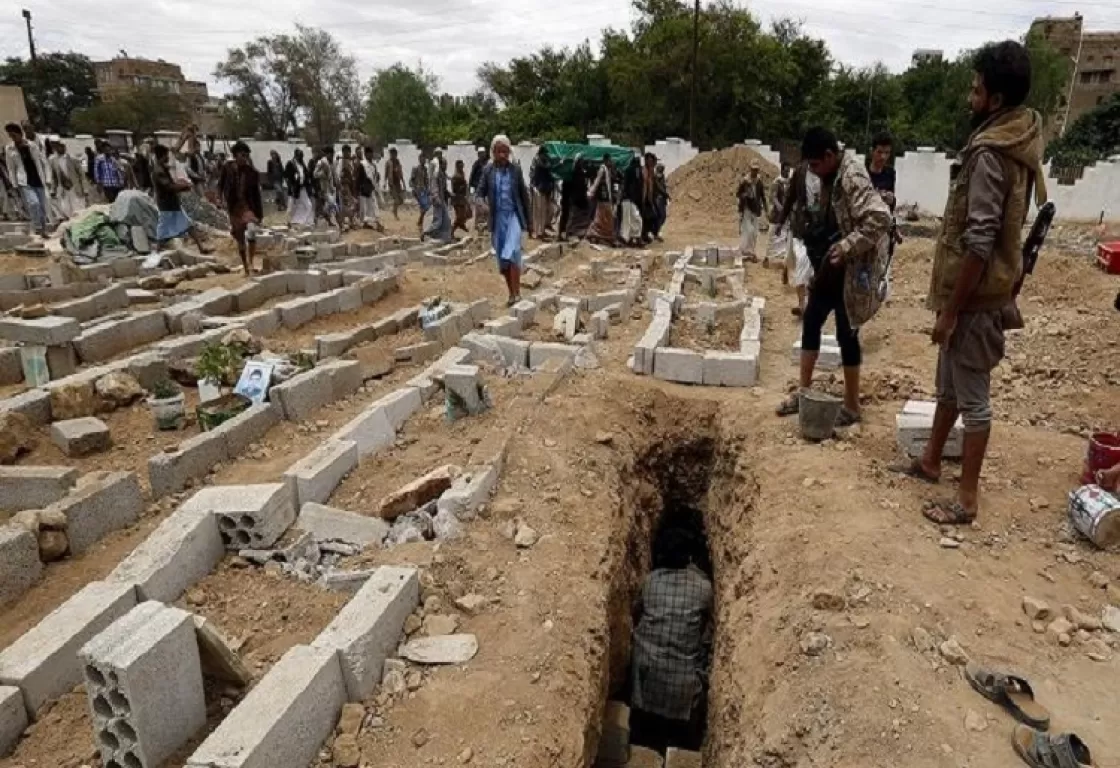 الحوثيون يجبرون اليمنيين على زيارة مقابر قتلاهم لإثبات الولاء والتبعية الحوثيون يجبرون اليمنيين على زيارة مقابر قتلاهم لإثبات الولاء والتبعية