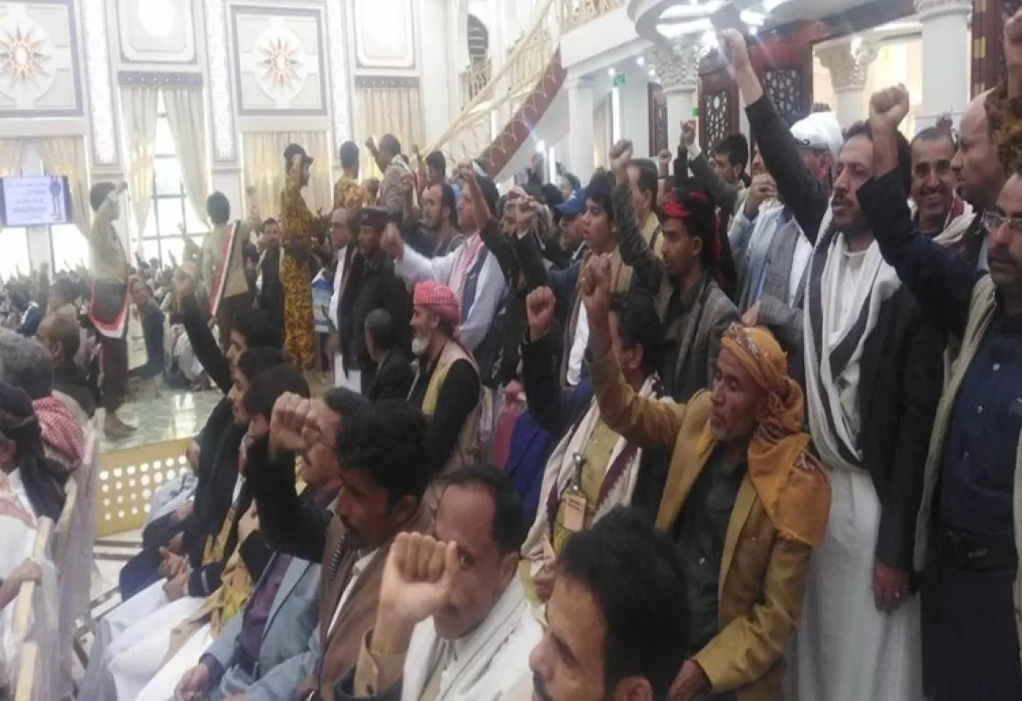 الحوثيون يفرضون عَلماً جديداً على اليمنيين.. ما علاقة إيران؟ الحوثيون يفرضون عَلماً جديداً على اليمنيين.. ما علاقة إيران؟