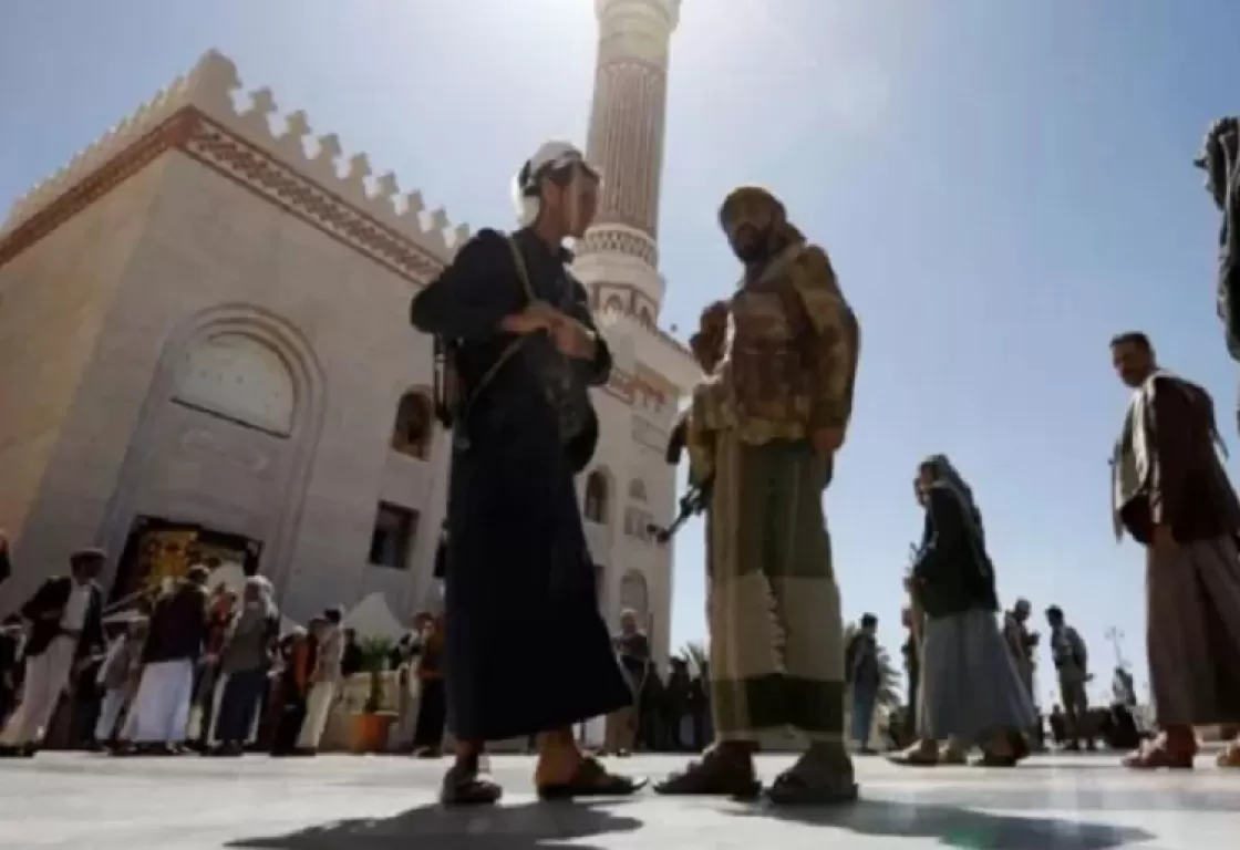 بسبب عزوف السكان... خطيب حوثي يهذي وحيداً بعد مغادرة المصلين المسجد بشكل جماعي