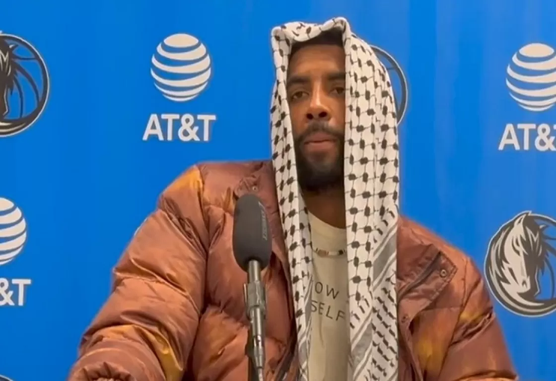 خلافاً لموقف ناديه... نجم السلة الأمريكية يفاجئ الجماهير "بالكوفية الفلسطينية" خلافاً لموقف ناديه... نجم السلة الأمريكية يفاجئ الجماهير "بالكوفية الفلسطينية"