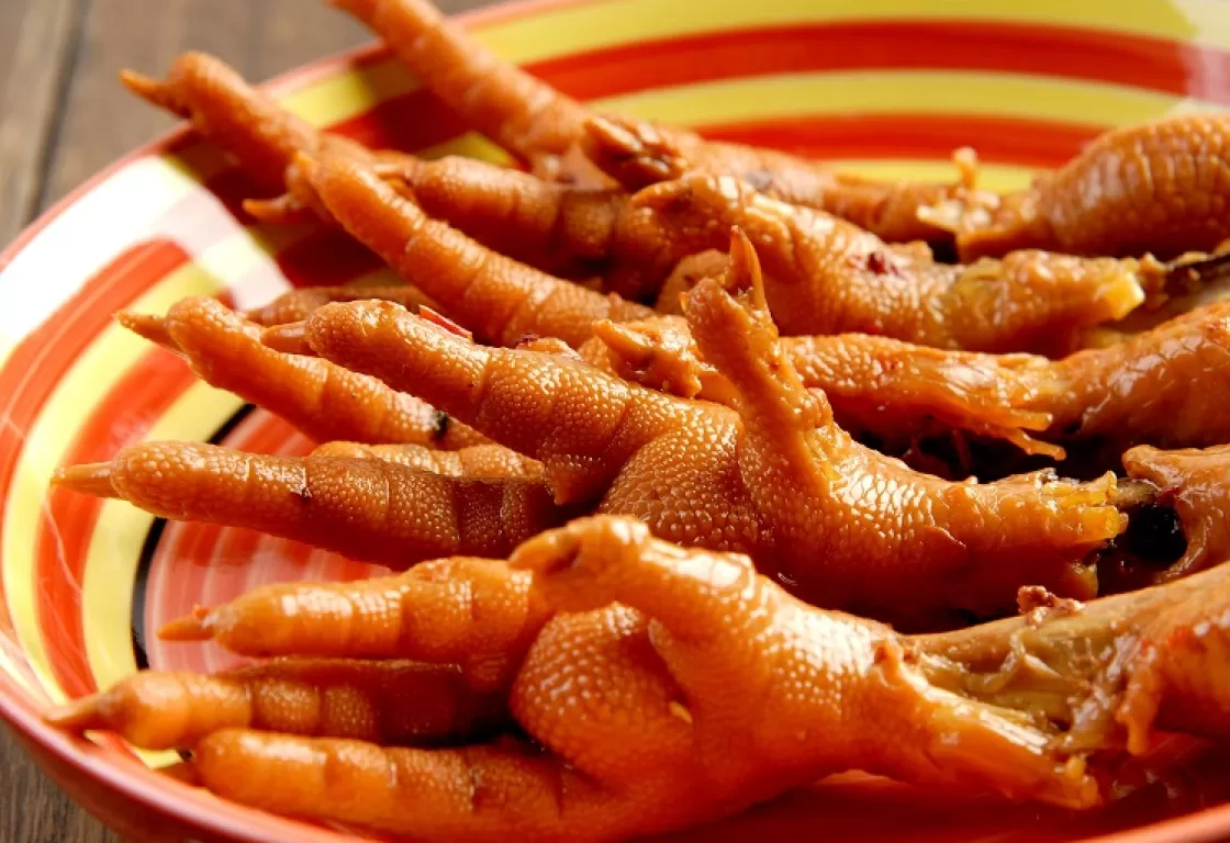 بين السخرية والغضب.. أرجل الدجاج تثير جدلاً واسعاً في مصر: هل تكون بديلاً غذائياً؟ بين السخرية والغضب.. أرجل الدجاج تثير جدلاً واسعاً في مصر: هل تكون بديلاً غذائياً؟