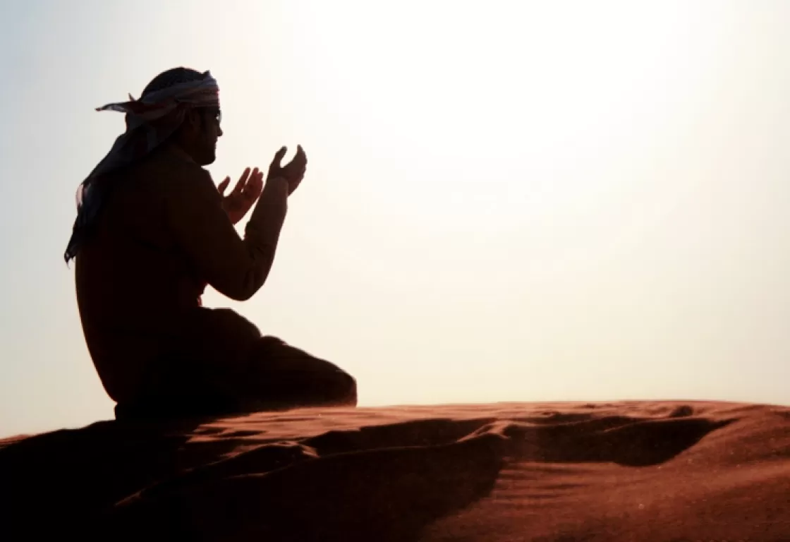 عندما يُفرغ التدين المصنوع الأدعية من مضمونها عندما يُفرغ التدين المصنوع الأدعية من مضمونها