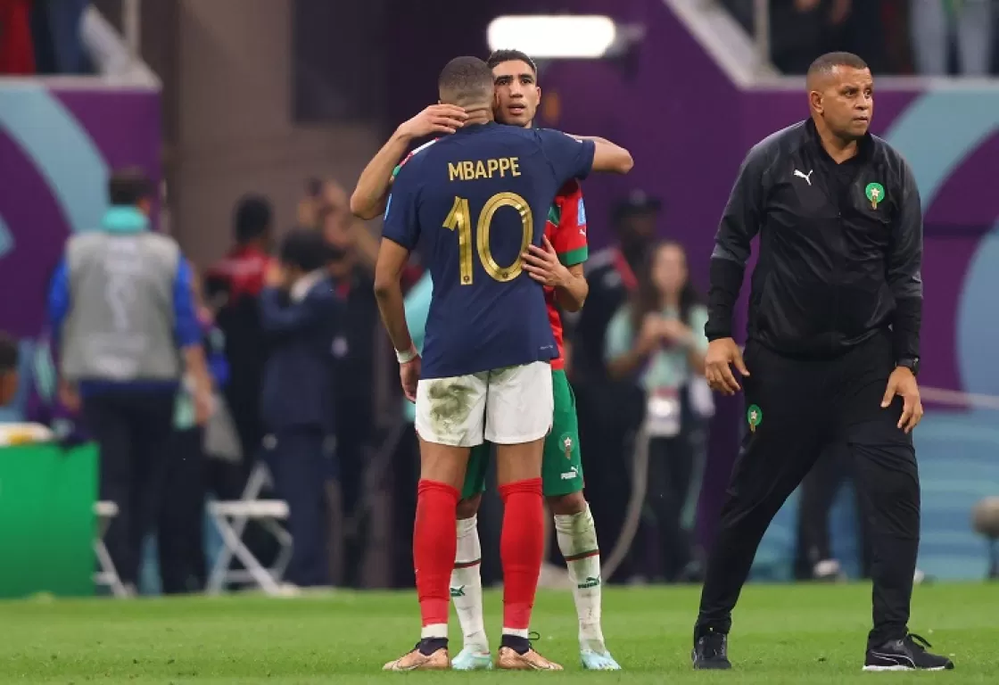 خطفا الأضواء بعد انتهاء مباراة المغرب وفرنسا.. ومبابي يواسي حكيمي بهذه الكلمات (صور وفيديو) خطفا الأضواء بعد انتهاء مباراة المغرب وفرنسا.. ومبابي يواسي حكيمي بهذه الكلمات (صور وفيديو)