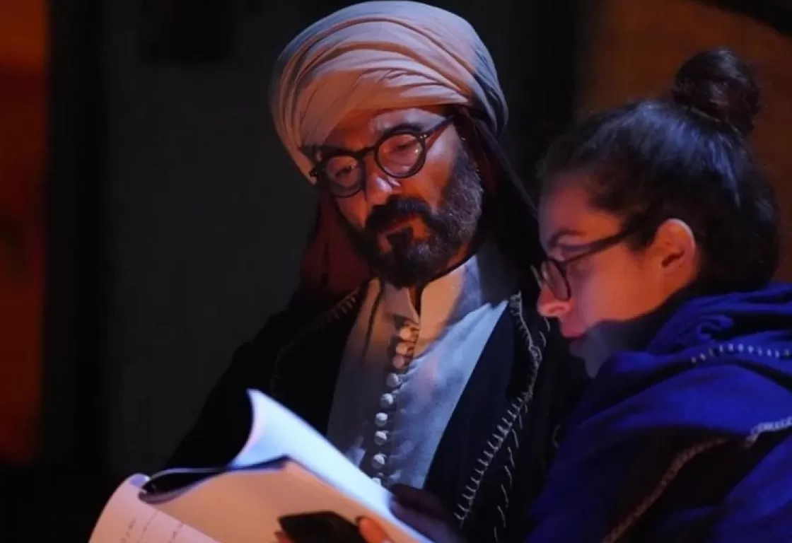 "رسالة الإمام".. مشاهد الشعر والدواء تثير جدل "الأخطاء التاريخية" بمسلسلات درامية "رسالة الإمام".. مشاهد الشعر والدواء تثير جدل "الأخطاء التاريخية" بمسلسلات درامية