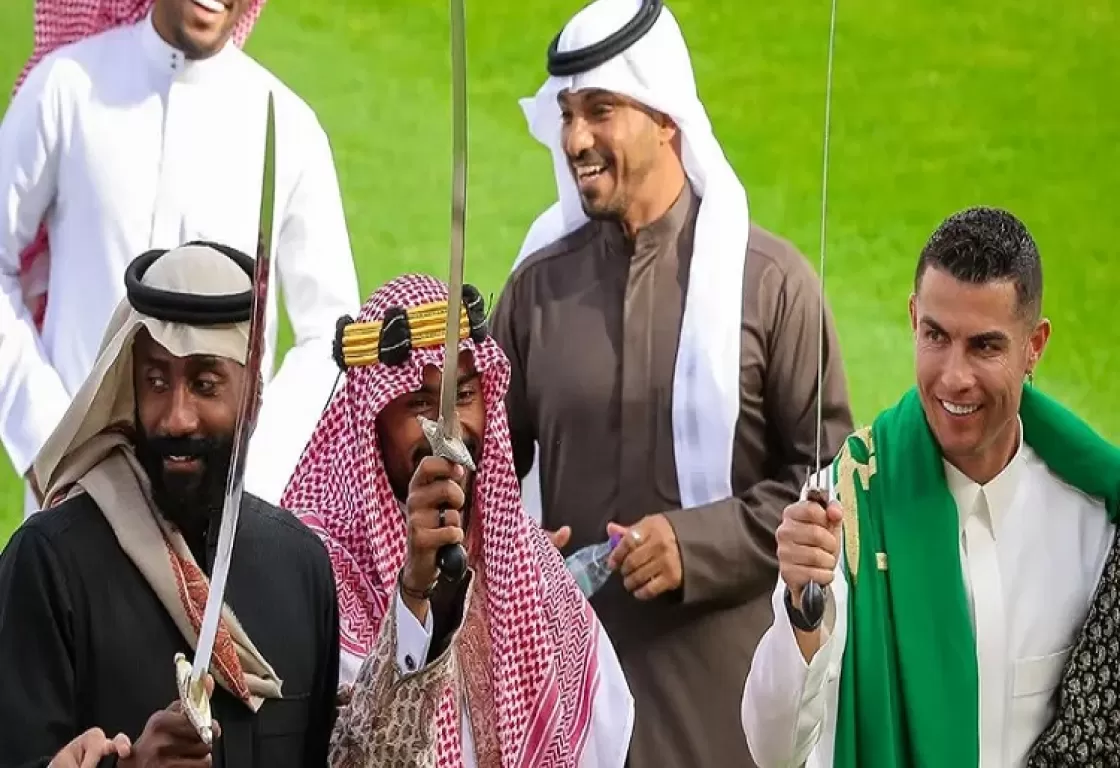  رونالدو يرتدي الثوب السعودي ويحتفل بيوم التأسيس... شاهد الفيديو