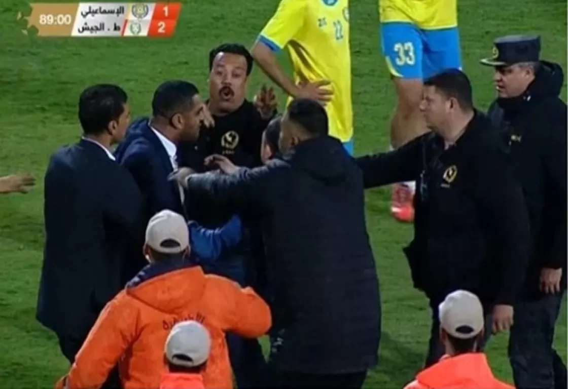 عضو مجلس إدارة الإسماعيلي يقتحم الملعب ويعتدي بالضرب على الحكم عضو مجلس إدارة الإسماعيلي يقتحم الملعب ويعتدي بالضرب على الحكم