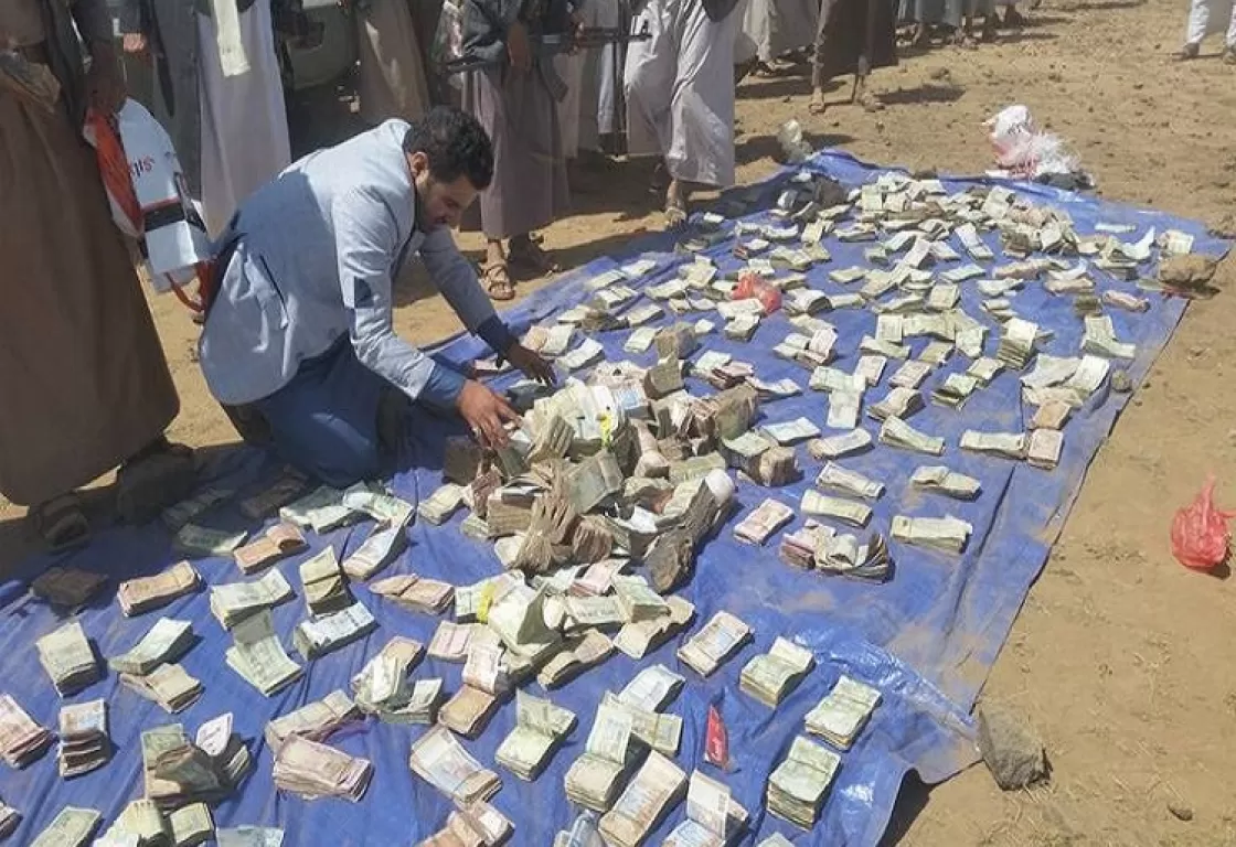 نهب باسم الزكاة... الحوثيون يفرضون (10) ملايين ريال على كل محل صرافة نهب باسم الزكاة... الحوثيون يفرضون (10) ملايين ريال على كل محل صرافة