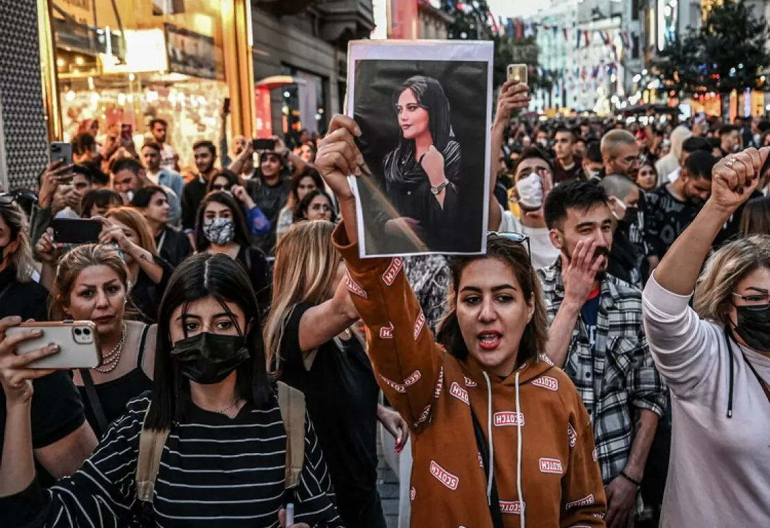 ثورة النساء في إيران تتحدى آلة القمع الأمنيّة
