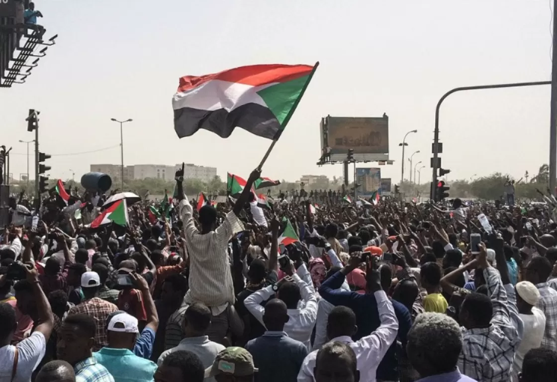 السودان: انقلابات.. "لاءات".. "تآمر إخوان".. وتحديات ! السودان: انقلابات.. "لاءات".. "تآمر إخوان".. وتحديات !